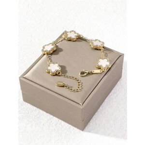 Elegant  Five-Leaf Clover Cubic Zirconia bracelet